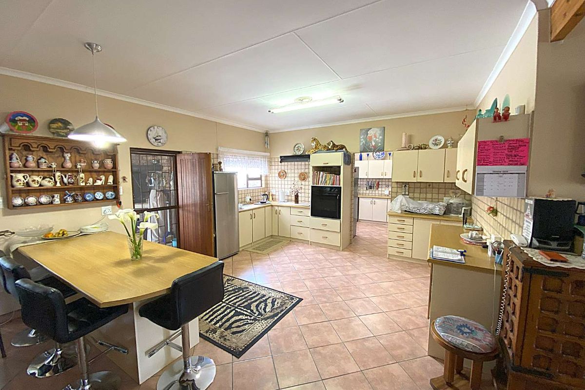 Perfectly Located Family Home - Photo 5