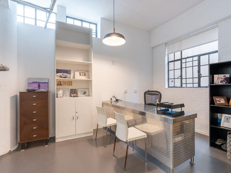 DELIGHTFUL INDUSTRIAL STYLE OFFICE TO LET - Photo 9