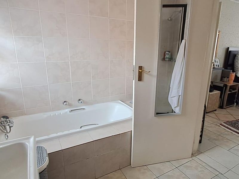 Ground Floor One-Bedroom Townhouse in Mondeor - Photo 10