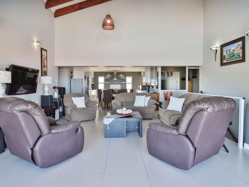 Elevated Elegance - 4 Bedroom Home with Panoramic Sea Views - Photo 5