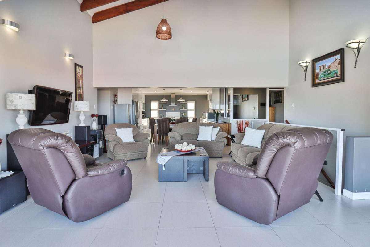 Elevated Elegance - 4 Bedroom Home with Panoramic Sea Views - Photo 5