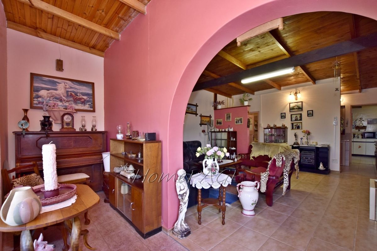 Ext 1, Henties Bay:  Large older home is fore sale - Photo 3