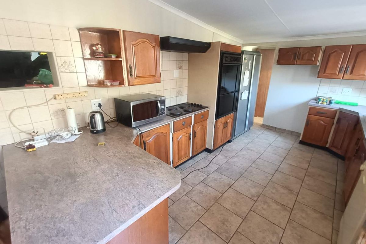 BEAUTIFUL FAMILY HOUSE FOR SALE IN VALHALLA!!! - Photo 4