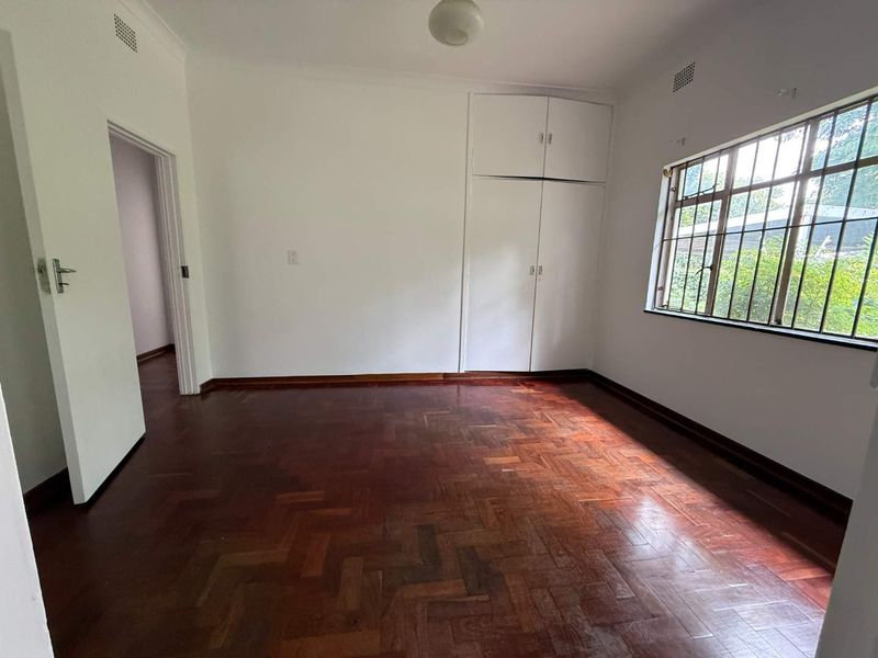 3 Bed House with Batchelor flat - Photo 8