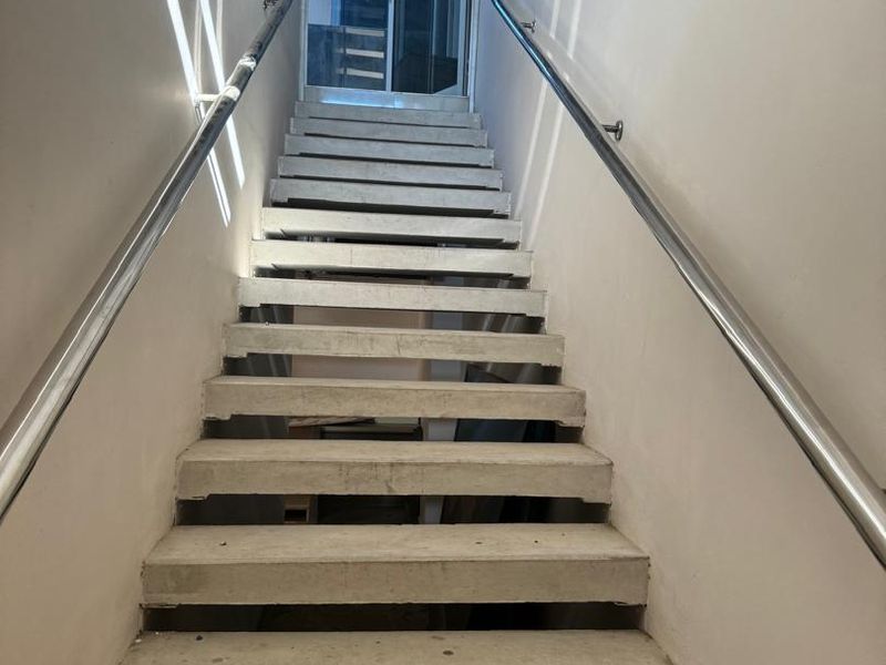 STAND ALONE BUILDING TO LET - VERY MODERN - Photo 8