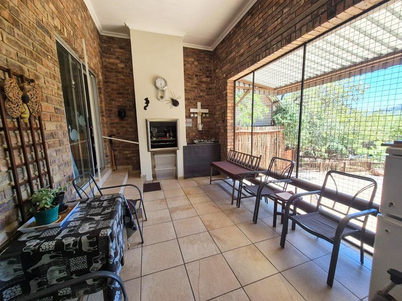 Pristine Modern Retreat in the Heart of the Bushveld - Photo 3