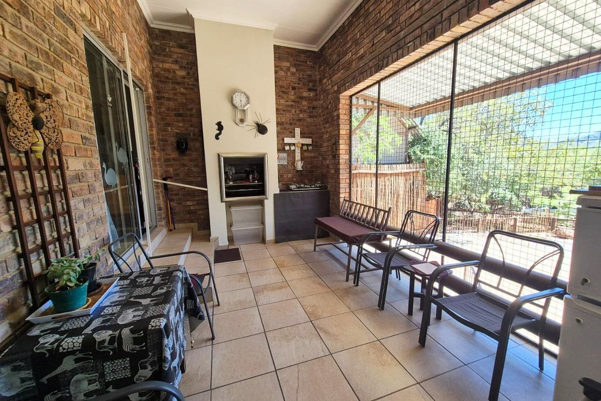 Pristine Modern Retreat in the Heart of the Bushveld - Photo 3