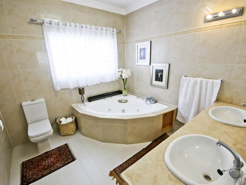 4 bedrooms House in KLEIN WINDHOEK - Photo 5