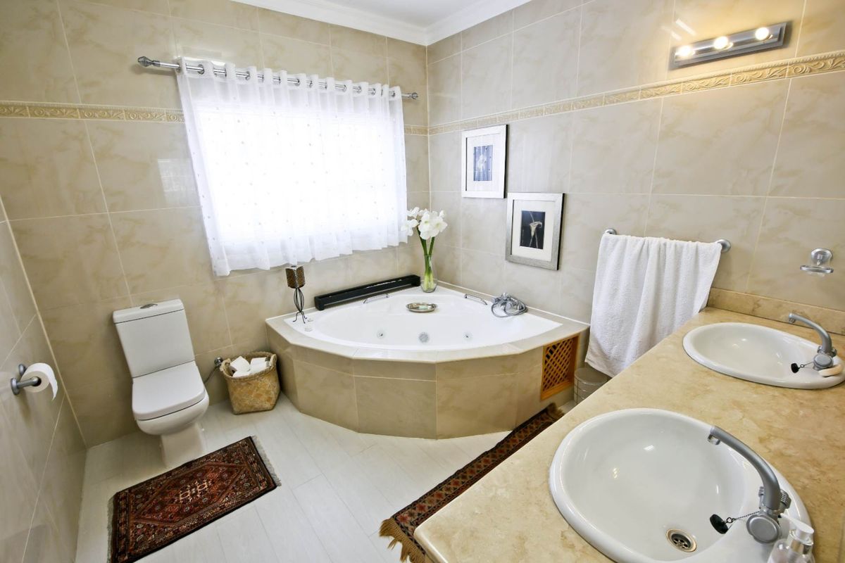 4 bedrooms House in KLEIN WINDHOEK - Photo 5