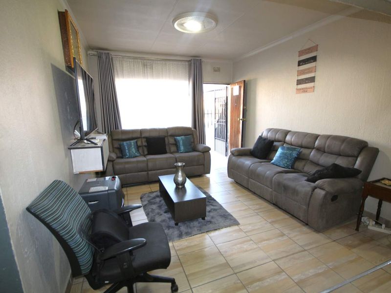 Immaculate 3 bedroom home - Photo 7