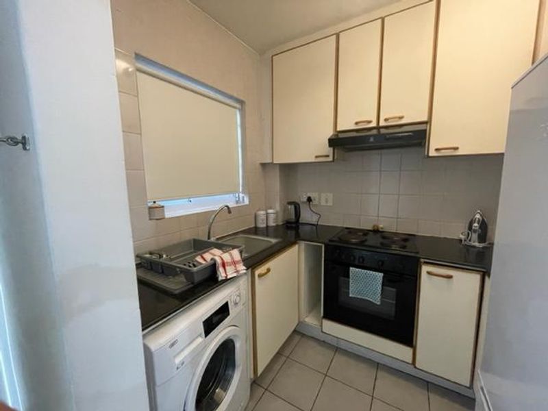 Comfortably furnished 2 Bed apartment with parking, small balcony - Photo 9