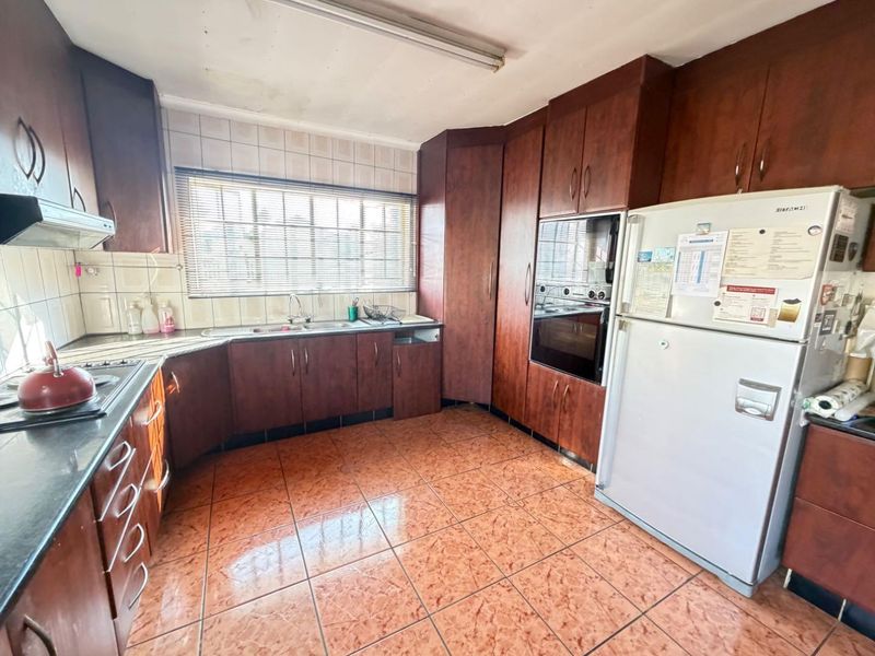 Spacious 5-Bed Family Home in Desirable Mackenzie Park - Photo 5