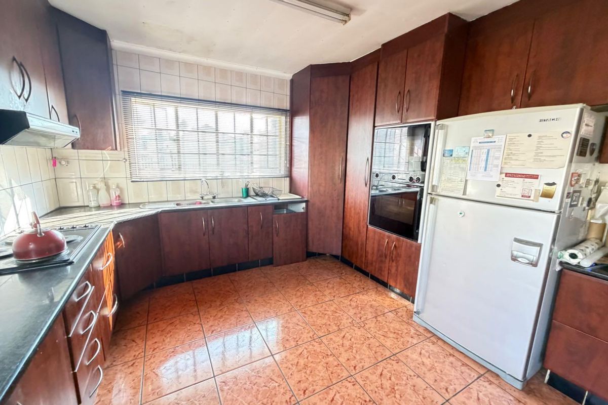 Spacious 5-Bed Family Home in Desirable Mackenzie Park - Photo 5