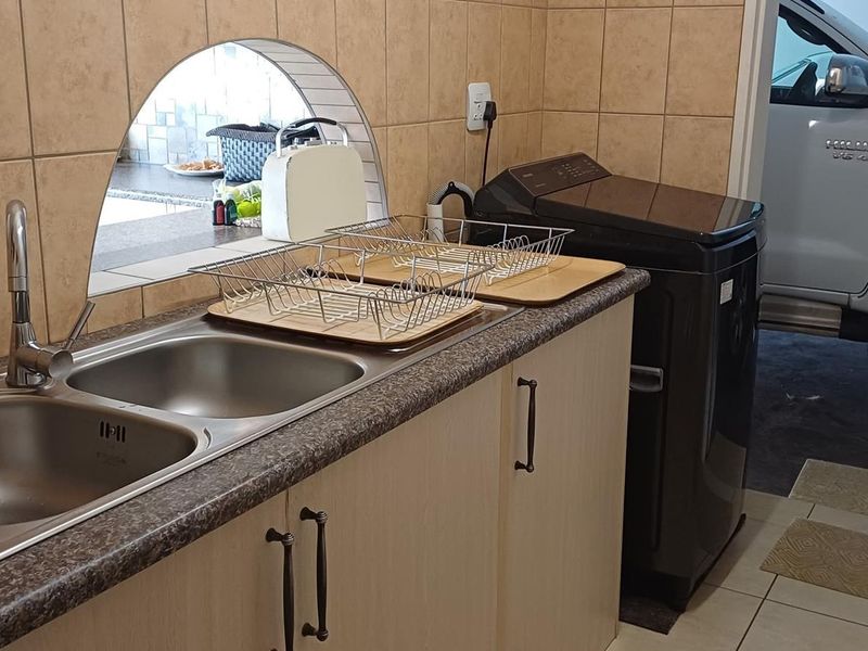 Perfect home for a family seeking space & security! - Photo 5