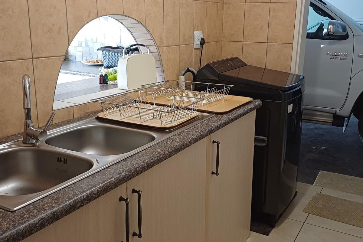 Perfect home for a family seeking space & security! - Photo 5