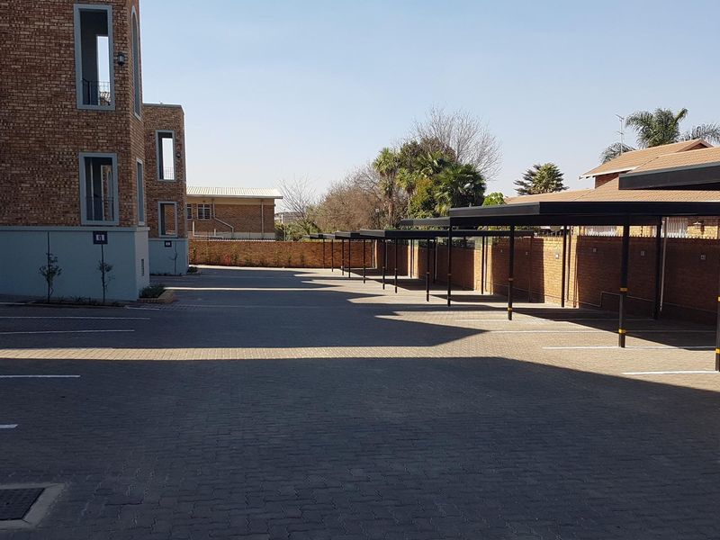 Modern Upstairs Unit - Available 1 November 2024 - Photo 7