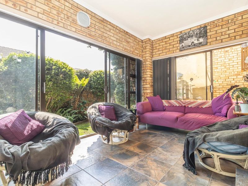 Stunning Duplex in sought after Honeydew Manor - Where space and style connect – - Photo 4