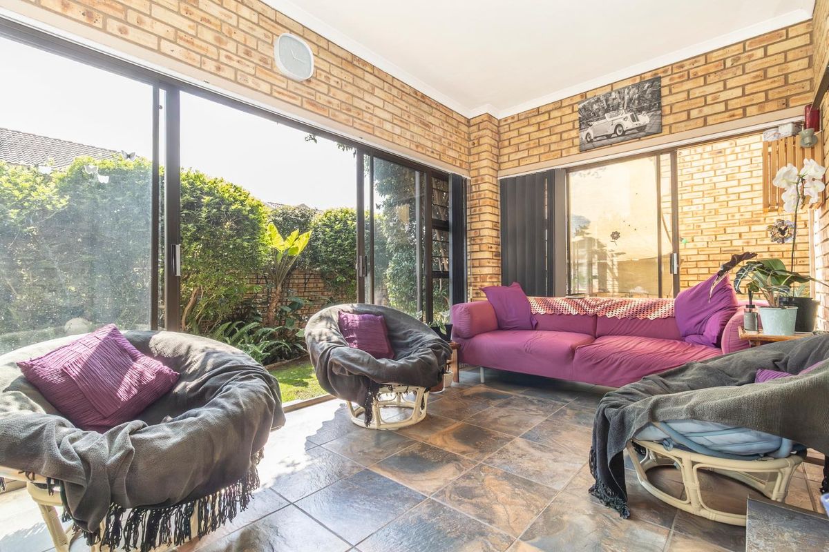 Stunning Duplex in sought after Honeydew Manor - Where space and style connect – - Photo 4