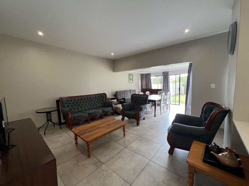 Four-Bedroom, Two-and-a-Half Bathroom Semi-Detached Residence in a Secure Estate - Photo 6