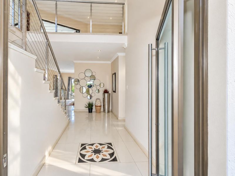 Stunning 5-Bed Home with Infinity Pool & Mountain Views - Photo 5