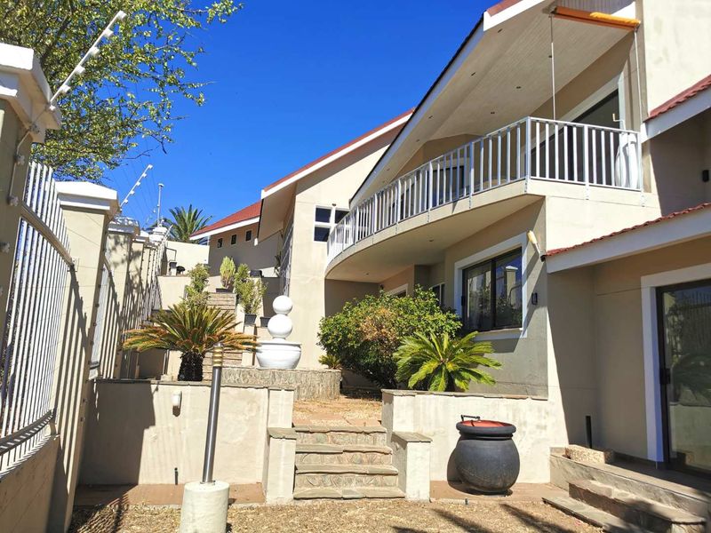 Two-storey House with north-west views   views - Photo 2