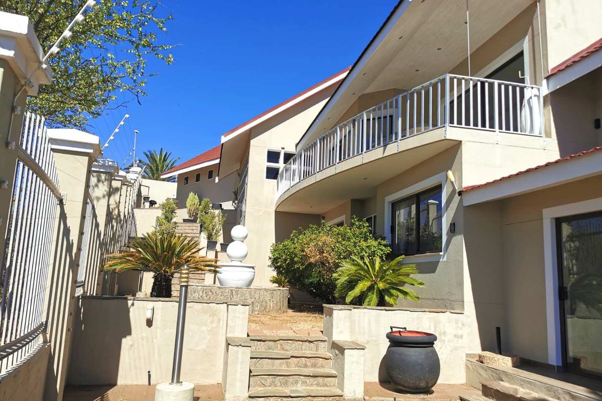 Two-storey House with north-west views   views - Photo 2