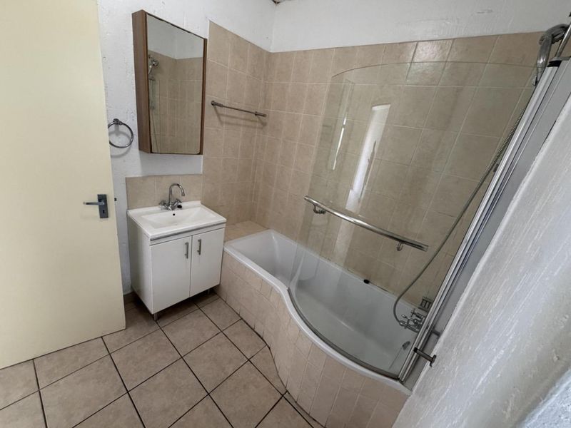 Bachelor apartment in Lonehill - Photo 8