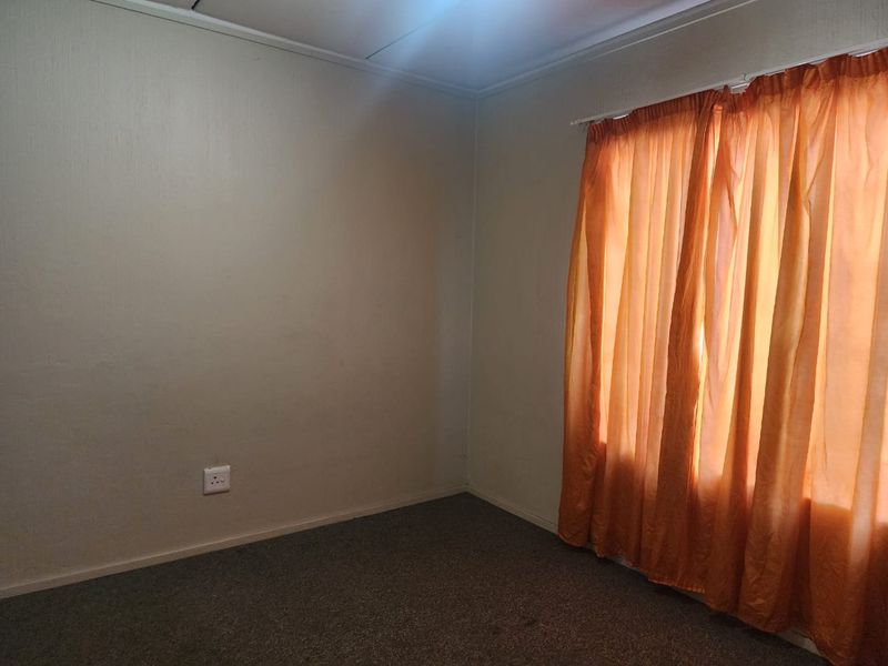 Neat & spacious 2 bedroom flat for sale in Benoni - Photo 8