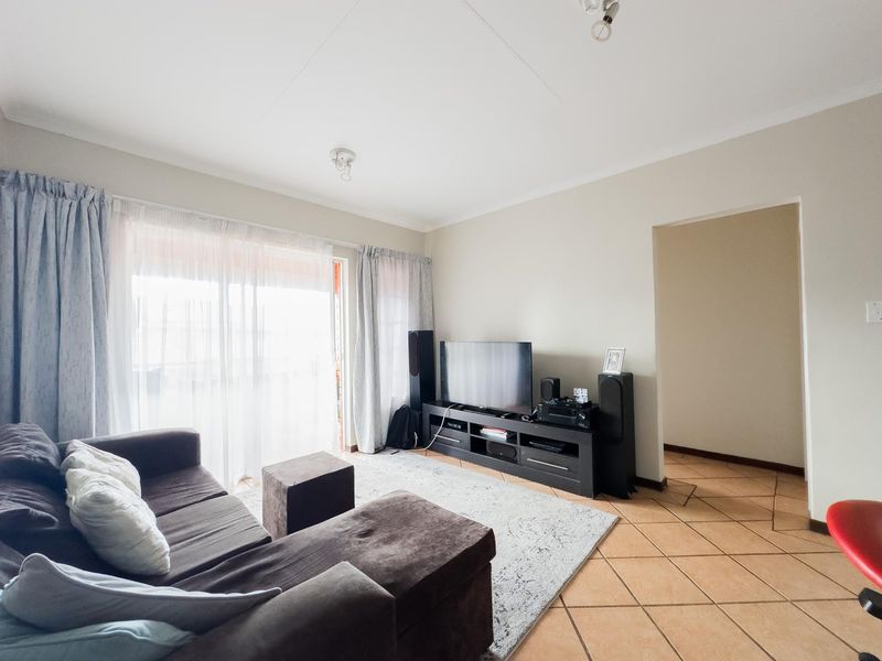 2 Bedroom Townhouse with Covered balcony - Photo 5