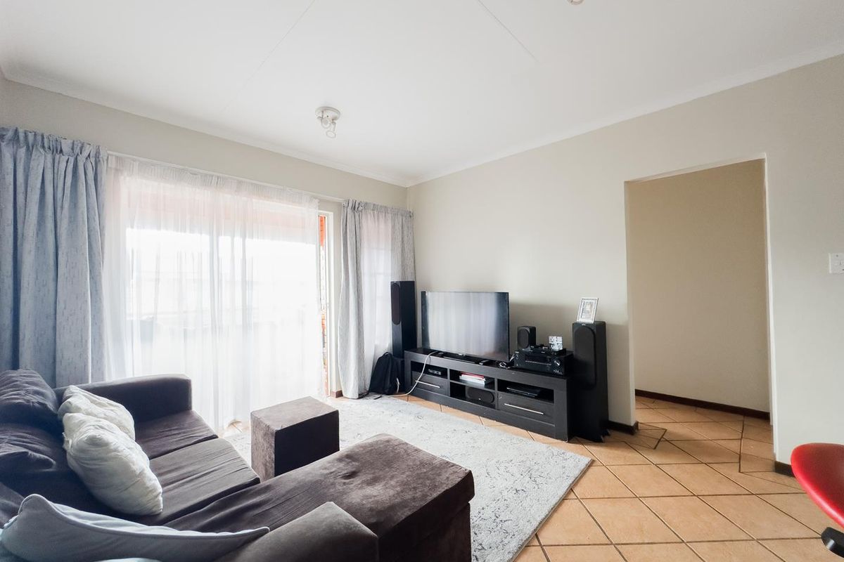 2 Bedroom Townhouse with Covered balcony - Photo 5