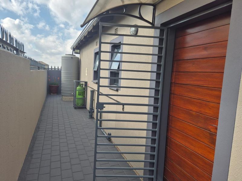 Clayville - R 1 180 000 Lovely Family Home - Photo 3