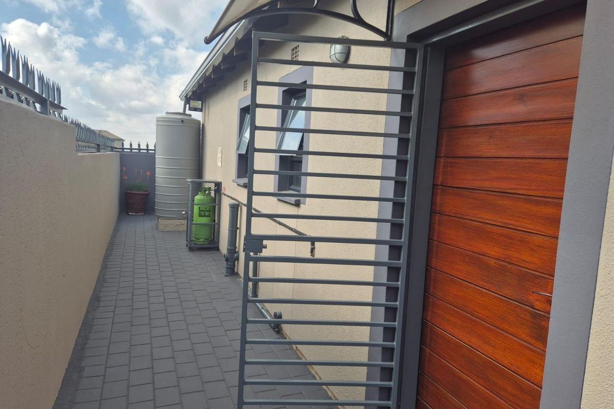 Clayville - R 1 180 000 Lovely Family Home - Photo 3
