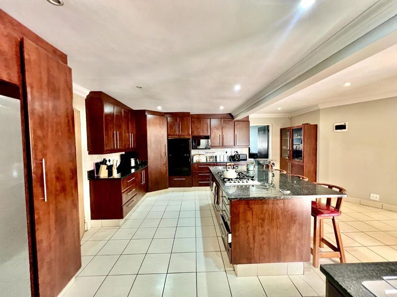 Elegant Solheim Home: 4 Beds, Pool, & Office Space! Lease July 2025 - Photo 6