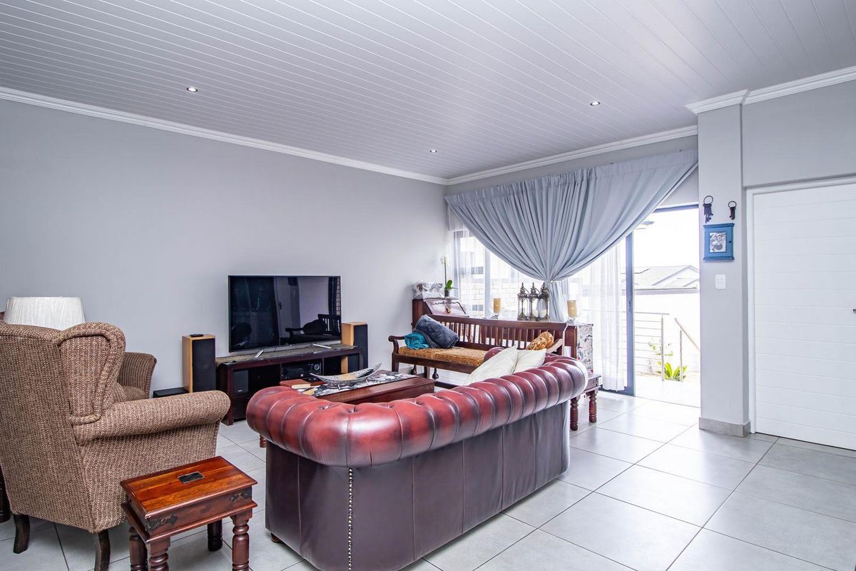 Charming, Low Maintenance Family Home in Monte Christo - Photo 4