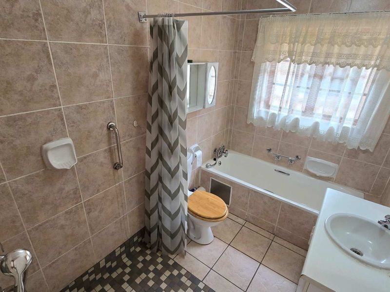 Neat and cozy 2 bedroom retirement home in secure complex in Montana - Photo 3