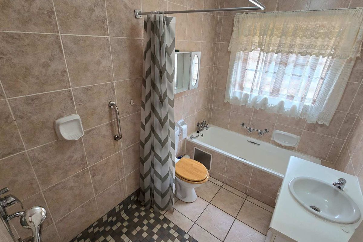 Neat and cozy 2 bedroom retirement home in secure complex in Montana - Photo 3