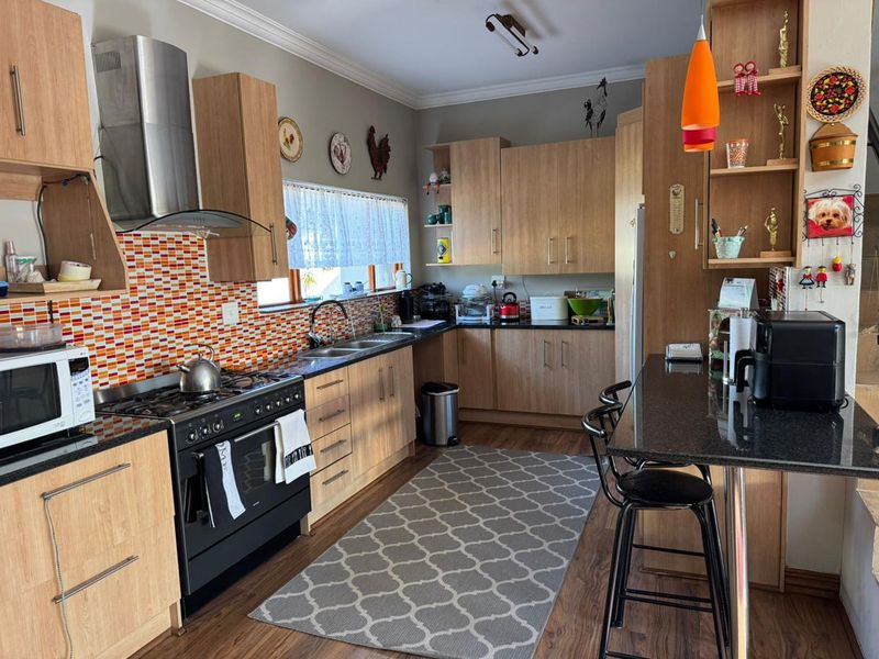 Dual Family Home and Potential Multi-Let - Photo 2