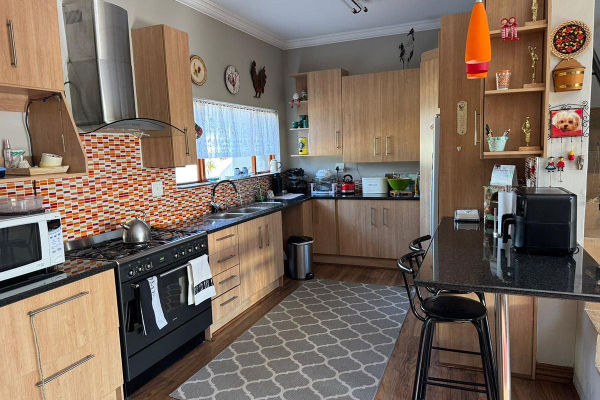 Dual Family Home and Potential Multi-Let - Photo 2