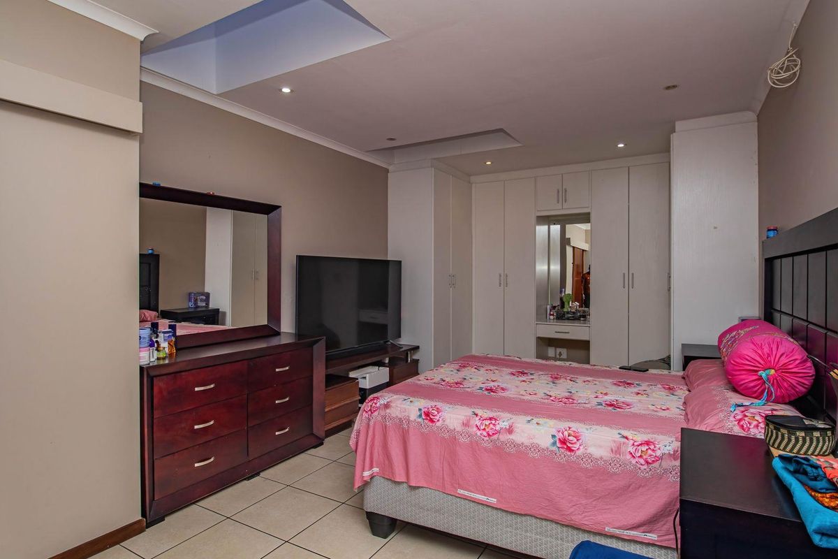 Spacious loft unit in a popular complex in the heart of Heiderand. - Photo 4