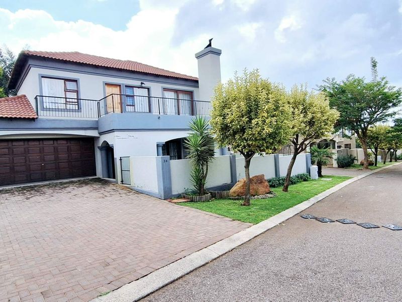 Secure 3 Bedroom Duplex in Leopard Rock Estate - Photo 2