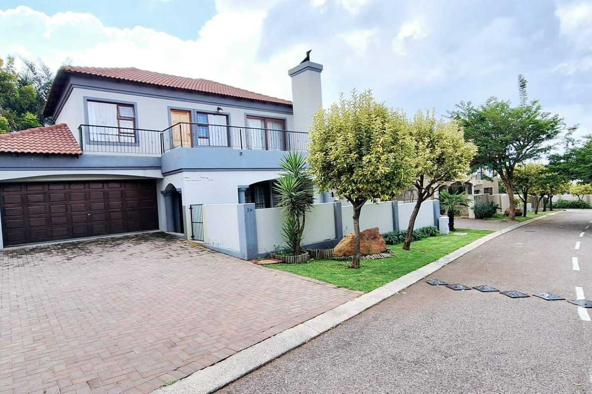 Secure 3 Bedroom Duplex in Leopard Rock Estate - Photo 2