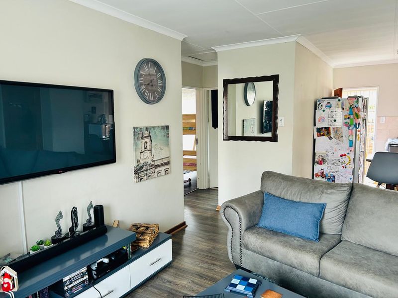 EXCLUSIVE - PET FRIENDLY - Photo 6