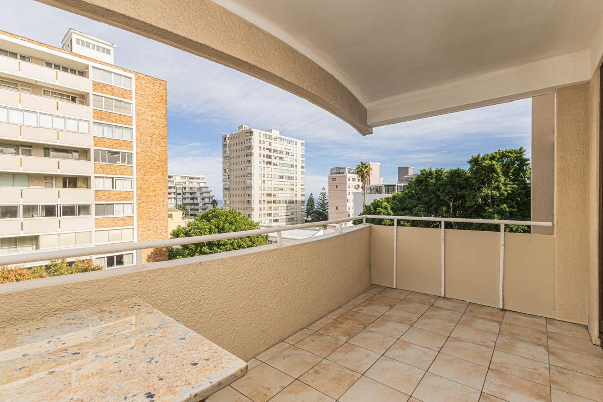 Spacious 4th floor corner apartment with prime location - Photo 5