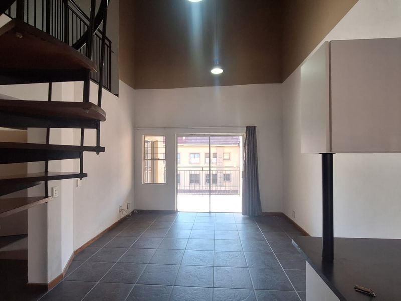 2 Bed 2 Bath apartment with a double volume loft area for sale in Sundowner - Photo 4