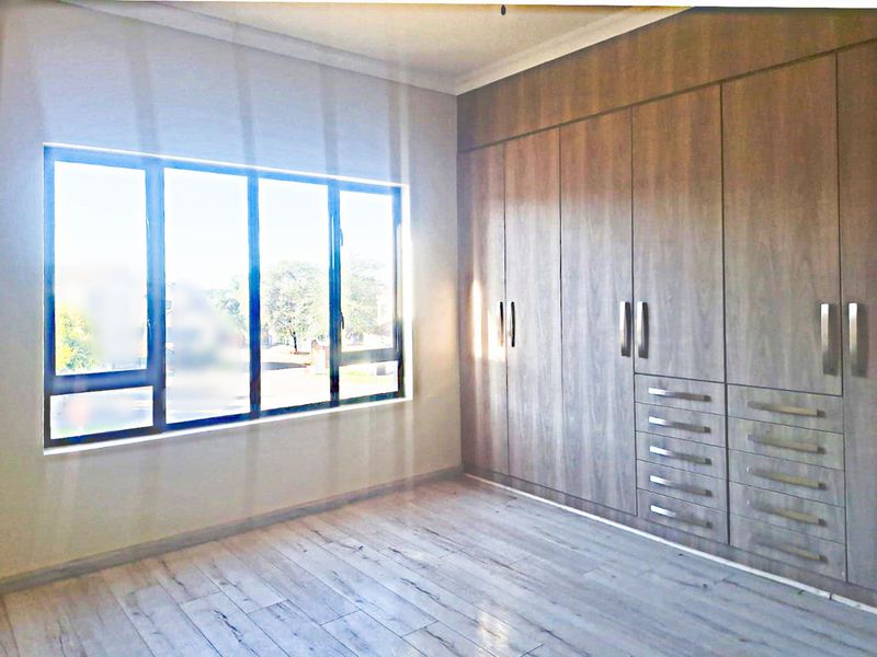 WELL PLANNED MODERN HOME. - Photo 5