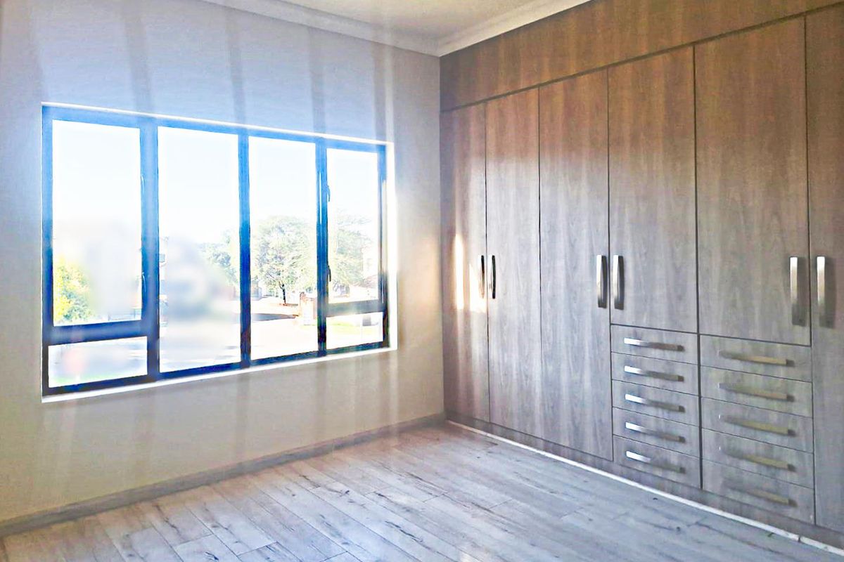 WELL PLANNED MODERN HOME. - Photo 5