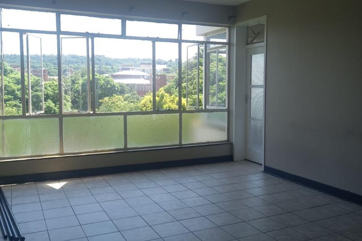 Secure, Spacious 3.5-Bed Arcadia Gem: Prime Location & Beautiful Views! - Photo 5