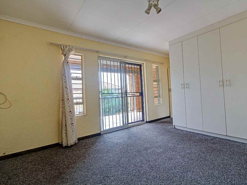 Charming and Conveniently Located Townhouse for Sale - Photo 8