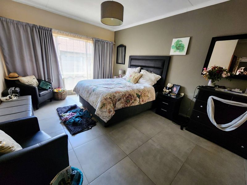 Spacious Family Home with Income-Generating Flatlet - Photo 8