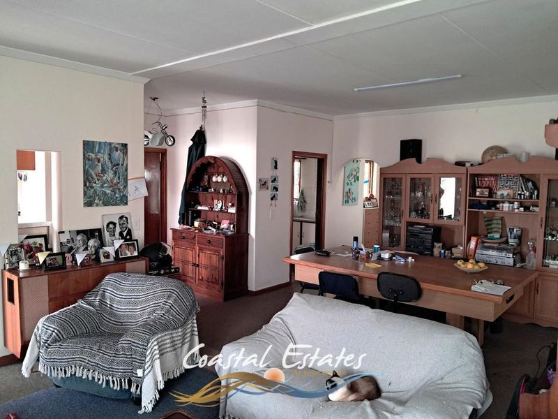 **Charming 5-Bedroom Corner Property in Kramersdorf** - Photo 9